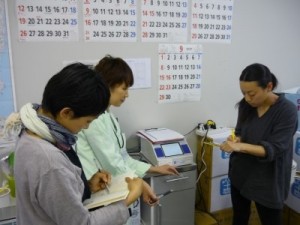 Mothers recording the results of food and soil radiation tests (right). Photo Courtesy http://iwakinomama.jugem.jp
